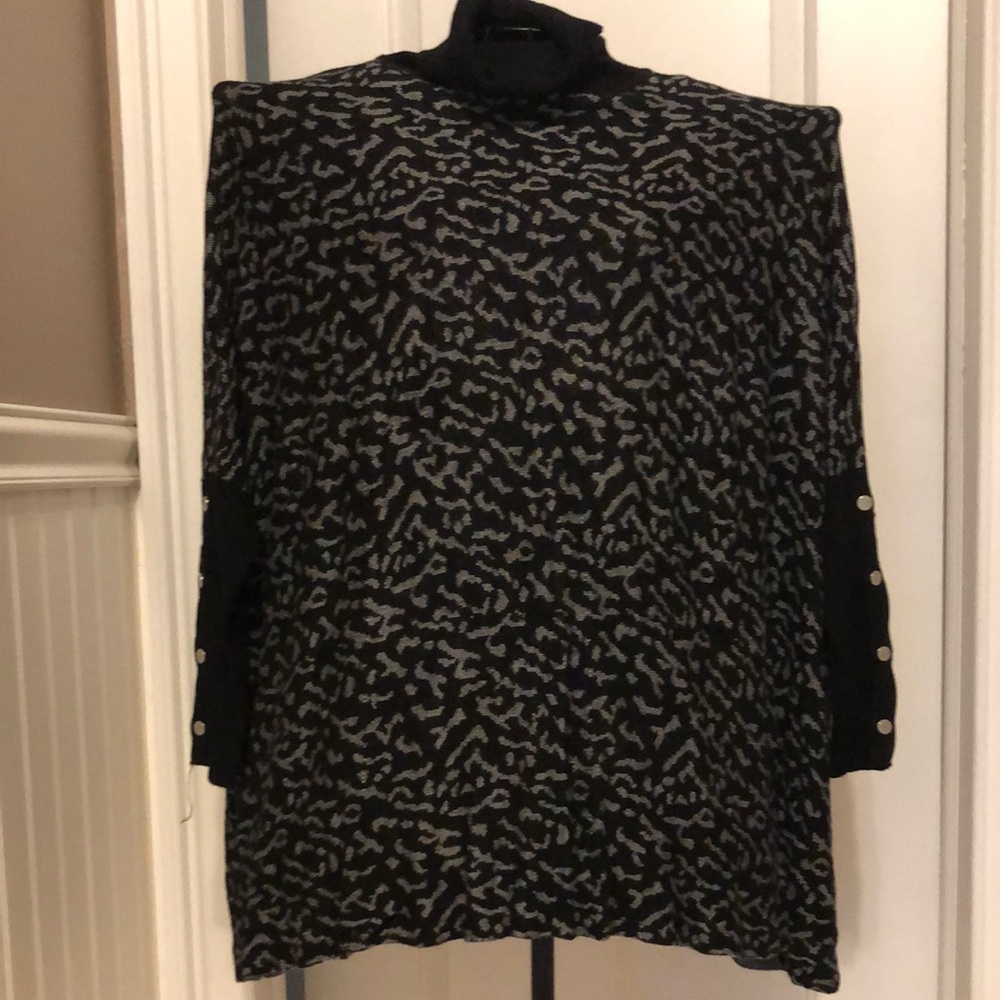 Chic Black and Gray/silver Patterned Sweater